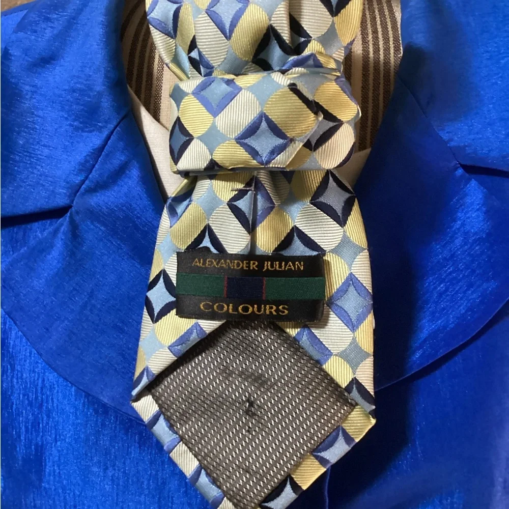 Alexander Julian Blue Necklace with Geometric Pattern